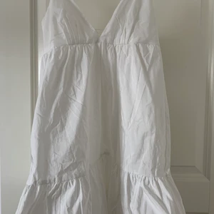 KLÄNNING - Populär slutsåld klänning från zara, sparsamt använd.