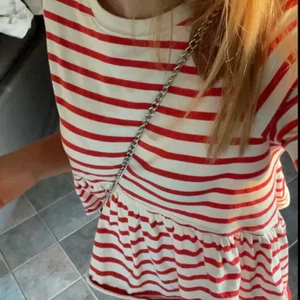 Randig tröja  - Randig tröja med volang längst ner. Super fin. Mycket fint skick💗 stl S. 110kr+frakt