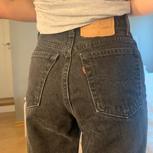 Levis jeans 512 - Säljer dessa levis jeans 512 i storleken S men skulle säga att dom passar xs, säljer dom pågrund av att dom är för tighta på mig med min syster (på bilden) är 160 och som sitter jätte fint! Skriv gärna för fler bilder💞💞 köparen står för frakt!