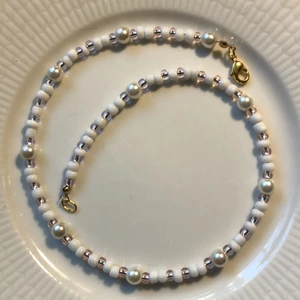 ~Klara necklace~ - Nyhet! Nu kommer jag börja sälja halsband igen!🥰❤️ Här är Klara necklace. Hon är så fin till mycket åt det ljusa hållet. Hoppas att ni vill köpa.🥰❤️