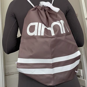Gymbag  - Säljer denna perfekta gymväska från Aimn. Aldrig använd! I färgen espresso 🦋