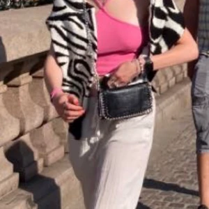 tiamo pricilla liten - väska jag inte använt så mycket på senaste eftersom jag har en liknande, köpt för 450kr för ca 2 år sedan. i fint skick trots att jag använde den mycket förr. kedjan går att ta av/byta till annat väskband. buda gärna här i budgivningen då många skrivit till mig och jag inte hinner ta emot budningar i pm. frakten är inte inräknad i priset 💗 bilderna i annonsen är endast mina egna