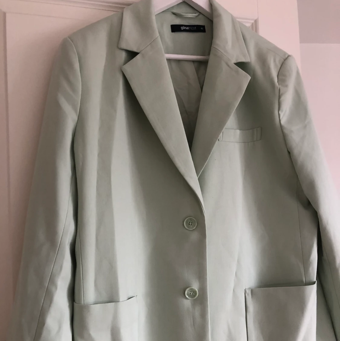 Grön kavaj från ginatricot i storlek 40 - 90