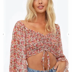 Sommarblus - Jättefin blommig blus från Chiquelle, endast använd 1 gång. 350kr inklusive frakt. Den är storlek M men skulle säga att den är mer lik storlek S.