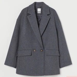 Kavaj/jacka - Från hm. Helt ny med lappar. Storlek S men stor i storleken så passar M. Säljer för att den är för stor för mig. Skulle behövt en XS. Köpte för 999kr men vill bli av med den snabbt därav priset. Köparen står för frakten. 