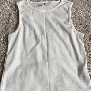 Linne - Ett jättefint linne som är perfekt att ha under en kofta eller tröja! Ifrån nelly och endast andvänd 1 gång! I storlek xs💘vill du ha spårbar frakt kommer det kosta 121 kr❤️