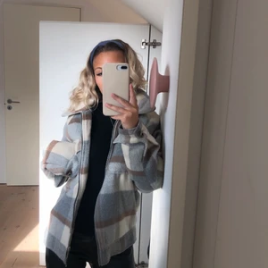 Rutig jacka - Säljer nu min rutiga jacka från Loavis. Passar superbra till hösten men även en varmare vinterdag. Använd vid ett fåtal tillfällen, så inga skador eller liknande🥰