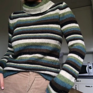 Polotröja! - Så snygg randig polotröja köpt secondhand men oanvänd av mig☺️ Aningen nopprig men annars i fint skick! Sitter fint lite löst på mig som är en S/M💞