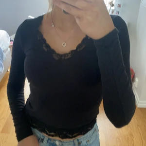 Jättefin tröja från hollister - Säljer min jättegina tröja med spets från hollister då den inte kommer till användning längre💕 tröjan är i jättebra skick och äe använd fåtal gånger, köparen står för frakt💕