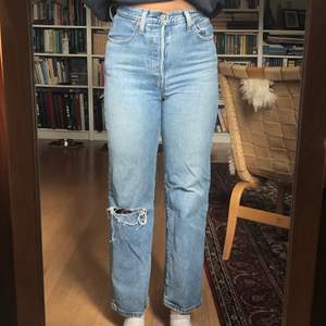 Hägmidjade jeans i modellen ”ribcage straight”. Går ner till anklarna på mig som är 1.56. Använda men i bra skick. Sälja pga att de inte används längre. Frakt tillkommer. 
