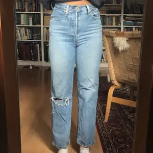 Hägmidjade jeans i modellen ”ribcage straight”. Går ner till anklarna på mig som är 1.56. Använda men i bra skick. Sälja pga att de inte används längre. Frakt tillkommer. 