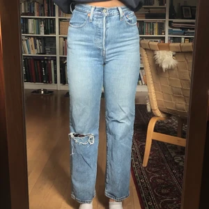 Levi’s jeans - Hägmidjade jeans i modellen ”ribcage straight”. Går ner till anklarna på mig som är 1.56. Använda men i bra skick. Sälja pga att de inte används längre. Frakt tillkommer. 