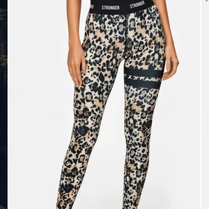 Träningstajts  - Så snygga och framförallt sköna träningstajts från stronger. Det är i väldigt fint skick och inte använda så värst mycket, köptes för 800kr och säljer för halva priset (50%). Vi snabb affär kan priset diskuteras❤️ storlek xs