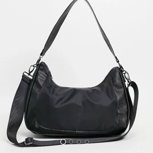 Väska - Säljer denna ur coola väskan från ASOS 😍. Perfekt att ha till skolan eller liknande, väskan är otroligt rymlig 💼 