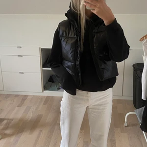 Väst från zara - En skinnimitation väst från zara som köptes i våras och tror inte den längre finns kvar på hemsidan. Västen är i storlek XS och är kort i modellen, går precis innan höften på mig som är 165🥰 köparen betalar för frakt💓