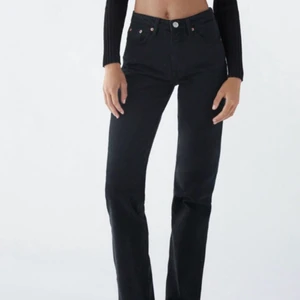 Mid Rise zara jeans  - Säljer dessa svarta mid Rise jeans från zara då de inte kommer till användning. Endast använda ett fåtal gånger! Storleken är ganska liten så skulle säga att jeansen passar nån med 34 eller 32💕💕 Buda från 150 eller köp direkt för 300🥰🥰
