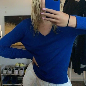 tröja - säljer denna jättefina blå tröjan från saint tropéz. använt fåtal gånger💓