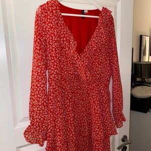 Sommarklänning  - Fin röd sommarklänning från Hm, använd fåtal gånger. Storlek 44 (liten i storleken)