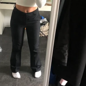 Kostymbyxor  - Fina lågmidjade/mid kostymbyxor som inte kommer till användning i storlek 36. 200kr + frakt