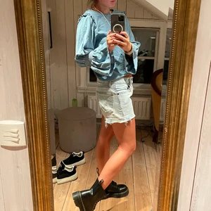 Jeanstopp-zara - Säljer denna sjukt snygga jeanstopp från zara  som är så skön!!! Passar till det mesta och har sjukt najs detaljer😁👍🏼 kan mötas upp i Stockholm eller frakta💖❤️💖