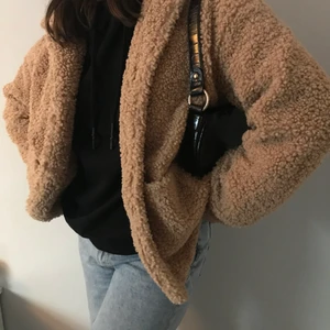 Teddy jacka  - Använd några få gånger, är fortfarande i bra skick! Den är köpt från Shein för 578kr men säljer billigare. M men passar S. Man kan style den med nästan allt🥰