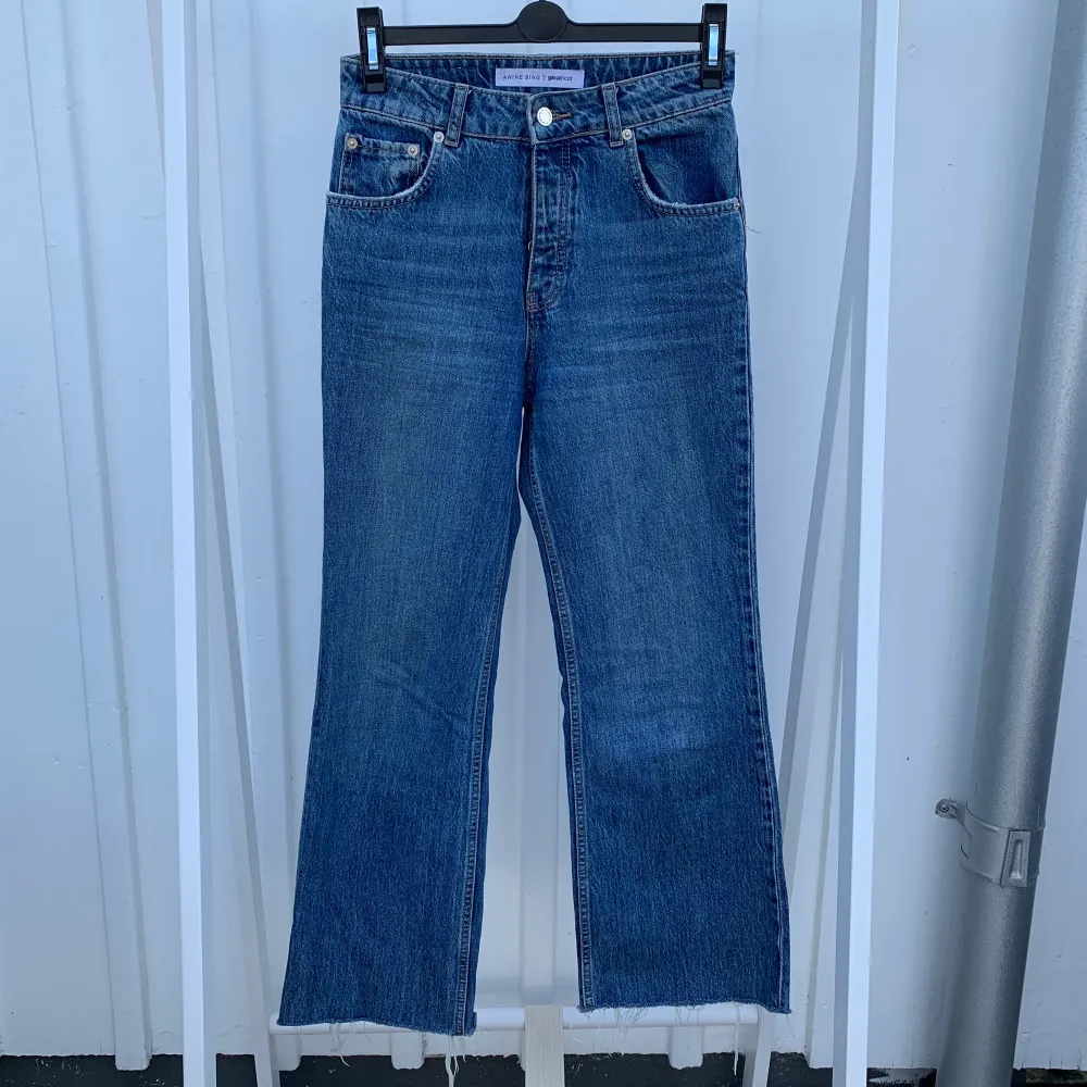 Blåa supersnygga jeans i en kortare och rak modell. Använda men i väldigt fint skick. Är i storlek 34-36 men saknar stretch så skulle säga att det är mer av en 34:a. Nypris: 599kr. Jeans & Byxor.