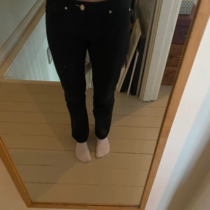 Lågmidjade jeans  - Jag säljer mina svarta, lågmidjade acne jeans! Som jag köpte för ungefär 1 vecka sedan på second hand men får inte riktigt någon användning av dem! Skulle säga att dem är som i nyskick, och dem är väldigt sköna
