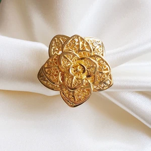 Guldpläterad silverring😍 - 🌸FÖRST TILL KVARN🌸 En jättevacker justerbar ring som är gjort av ren SILVER, äktighetsstämplad med 925 och är även guldpläterad😍 Statement ring! En av mina absolut favoriter. Ringen på en liten del i insidan, fått guldlegeringen skrapad, syns på bild 3. Är tung♥️ Vill bli av med ASAP. Säljer:80 +frakt.