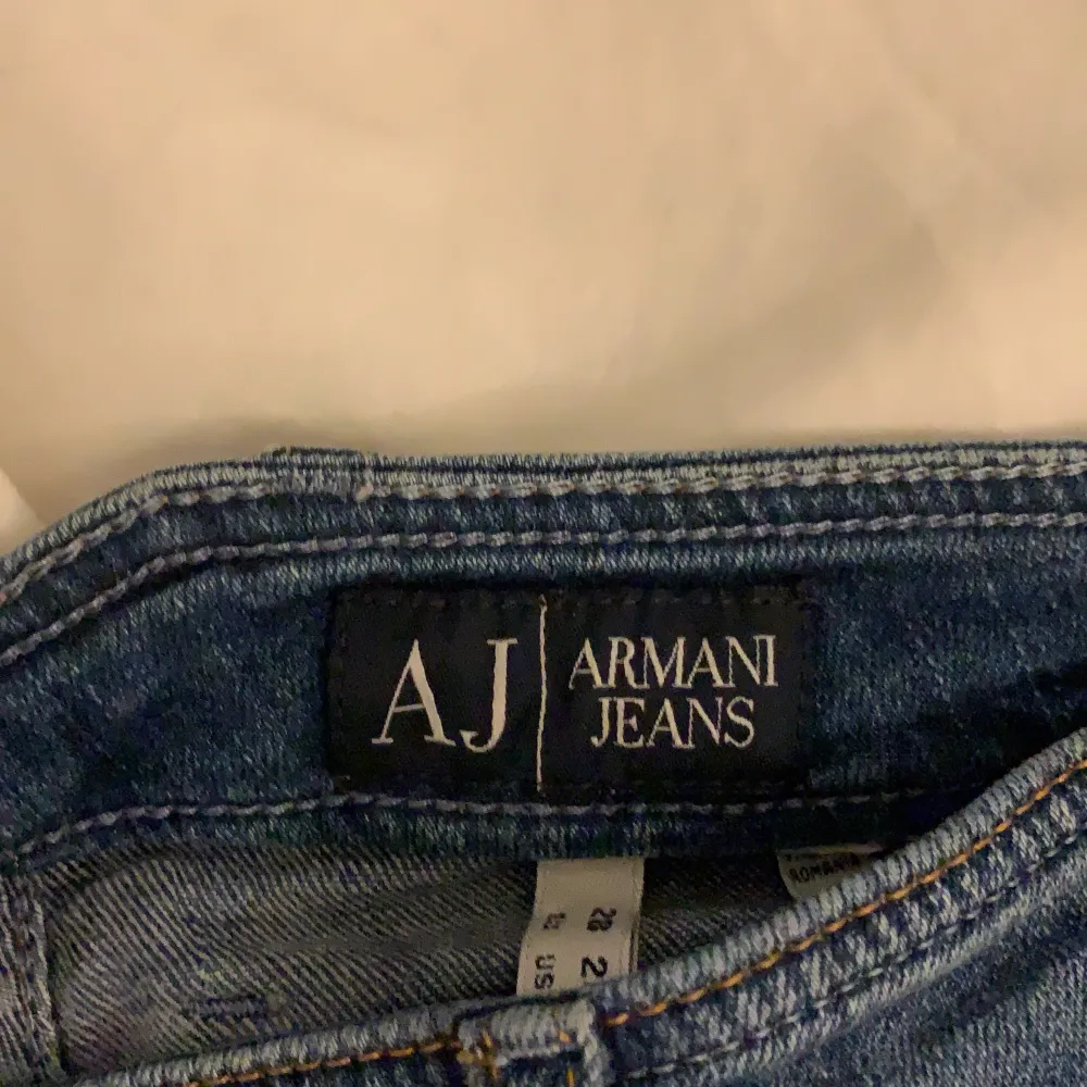 Super snygga raka låga jeans från armani. Med rhinestones på bakfickorna. Står 28, men uppskattar till en XS. Jeans & Byxor.