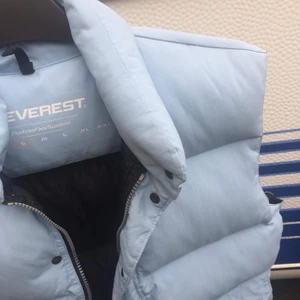 Everest väst, dunväst - Säljer mitt Everest väst i väldigt bra skick, storleken är S, finns inga skador eller något liknande