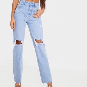 säljer nu ett par jeans från prettylittlethings i storlek 36 som är knappt använda då de är i minsta lagret, på mig som är en liten medium. inköpta för 300 och säljer för 100, köpare står för frakt💕