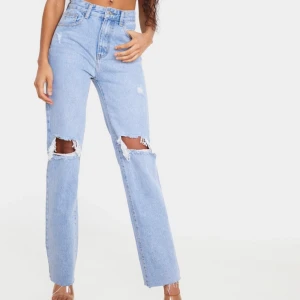 håliga jeans - säljer nu ett par jeans från prettylittlethings i storlek 36 som är knappt använda då de är i minsta lagret, på mig som är en liten medium. inköpta för 300 och säljer för 100, köpare står för frakt💕