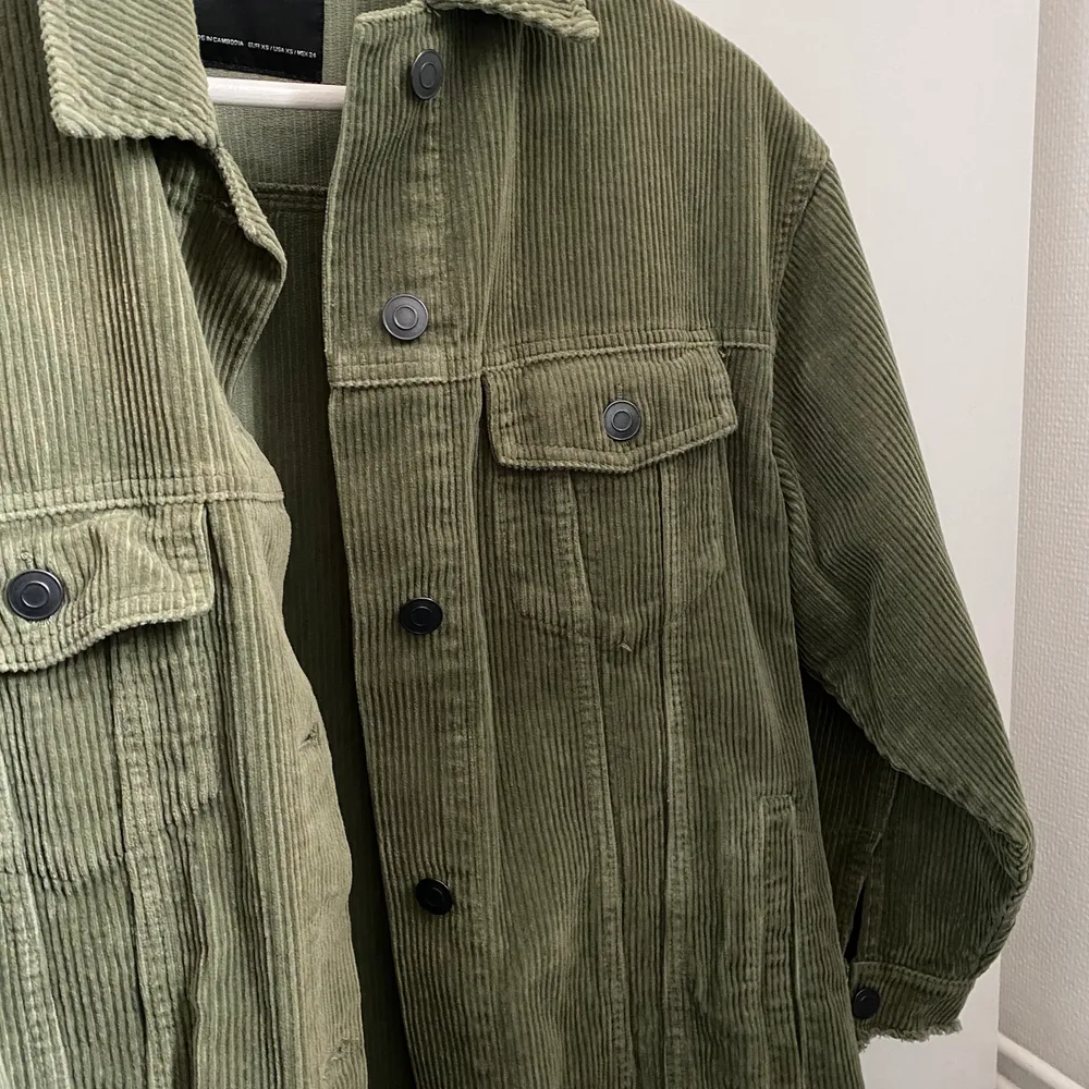 En grön ribbad skjortjacka från zara. Frakt tillkommer🥰. Jackor.