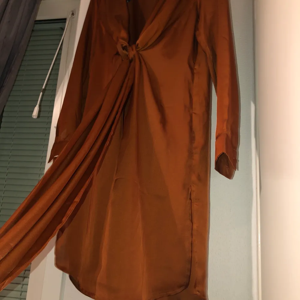 Super sexig silkes klänning från Missguided i strl 36.. Klänningar.