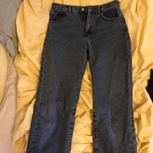 Raka Midwaist pull&bear jeans strl 28. Passar bra i midjan på mig som är S, men för korta i längden för mig som är 165!
