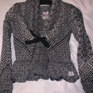 Odd Molly kofta - Fin och trendig odd Molly kofta, storlek XS/S, knappt använd, finns i halmstad men går att fraktas