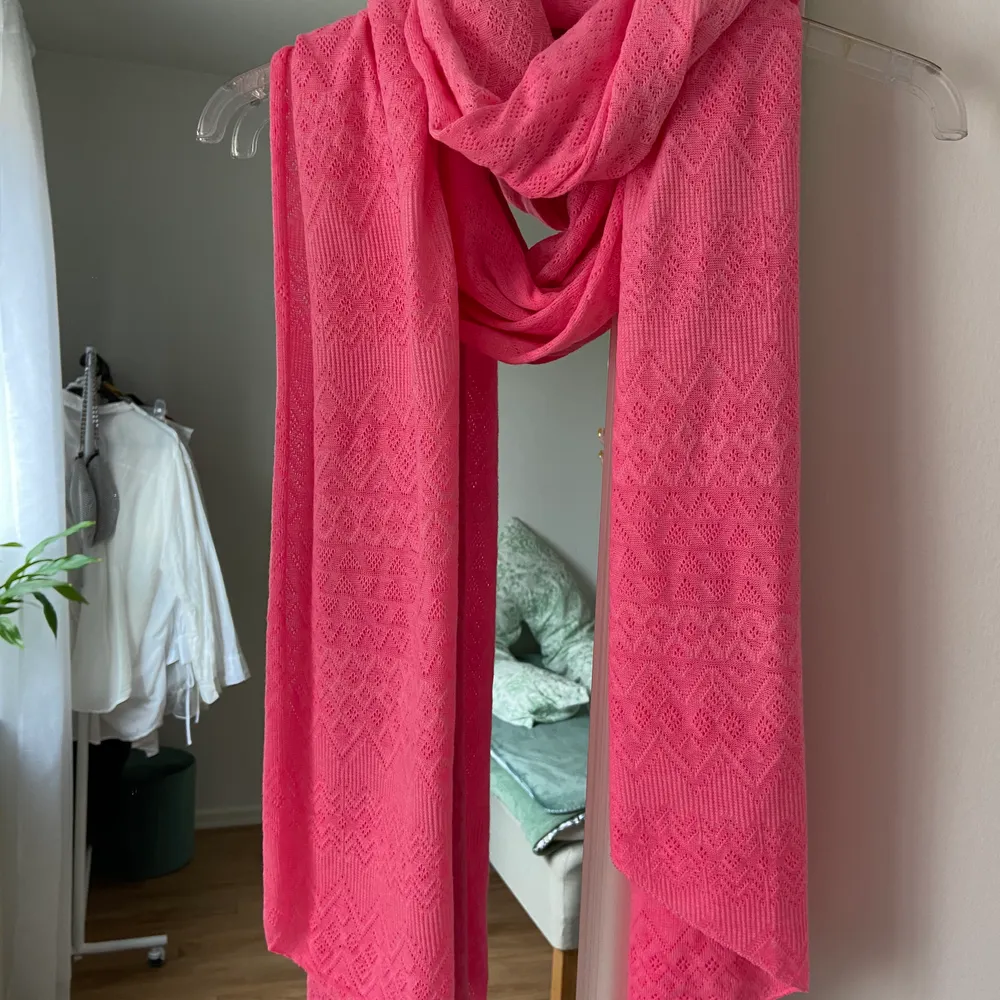 Neonrosa smal scarf originellt från Zara med abstrakt mönster. Bara använd knappt 2 gånger så i fint skick! . Accessoarer.