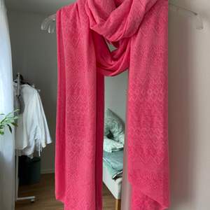 Neonrosa smal scarf originellt från Zara med abstrakt mönster. Bara använd knappt 2 gånger så i fint skick! 