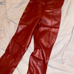 Byxor Zara stl S - Fina och oanvända byxor från Zara stl S 