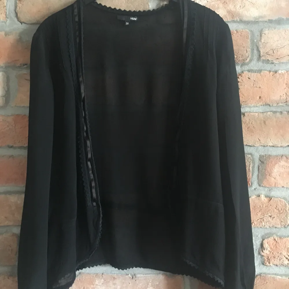 Hm sheer black vest. It had a tiny hole which I fixed. Size 38  Pick up available in Kungsholmen  Please check out my other items! :) . Blusar.