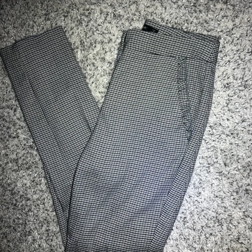 Kostymbyxor från Zara Små detaljer på fickorna framtill samt en falsk bakfickan Använda några gånger och säljs då de är för små. Jeans & Byxor.