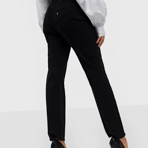 Levis svarta jeans  - Svarta Levis jeans, köpta på Nelly för 1100kr. Hör av er för mer information. Säljs på grund av att dom inte kommit till användning.