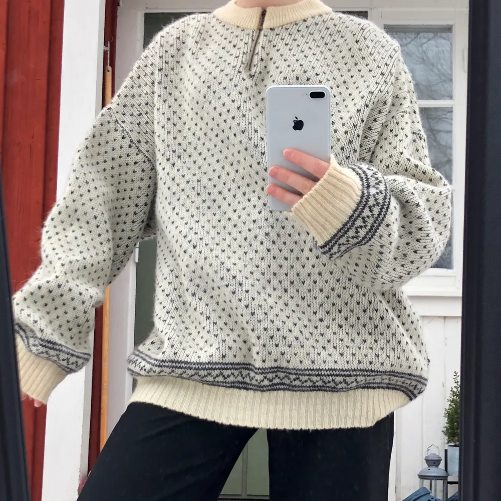 Varm vintage tröja! Jättebra skick och är i storlek L men är väldigt oversized så skulle säga 2XL. Frakten är 66kr 🤎🥰. Stickat.