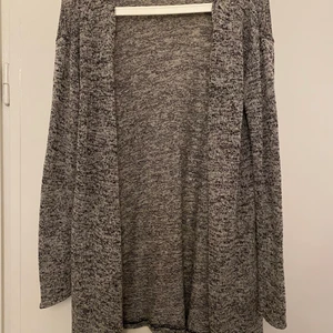 Beige cardigan, H&M - En beige cardigan med tunt material, använd få gånger och passar bra till sommaren eller under en jacka. 