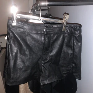 Skinn shorts  - Super coola shorts i skinn material från hm aldrig anvönda stolek 34!❤️