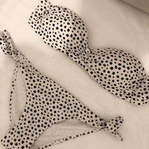 Prickig bikini  - Super fin bikini som är använd Max 2-4 gånger. Storlek 36 i båda delarna men skulle säga att överdelen funkar som 34 också. Frakt 45kr.