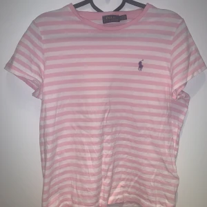 Polo Ralph Lauren randig t-shirt storlek M - Vit och rosa randig t-shirt från Ralph Lauren i storlek M. Mycket gott skick!