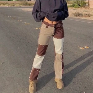 Jeans  - Skit coola jeans med olika färger på, köpta i storlek L men är som storlek S. Fint bra material och aldrig använda, säljer för att de inte passade mig. Står inte för postens slarv. Tar Swish🌼