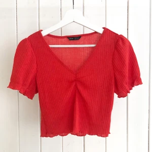 Röd topp - Röd topp i bra skick, den har inga tecken på användning. Skriv vid intresse och betalning sker via Swish💜