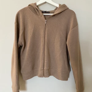 Mjuk zip hoodie - En väldigt fin zip tröja från Zara! Använd fåtal gånger, väldigt bra skick! Köparen står för frakten på 70kr💓